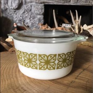 1 QT Square Flower Pyrex casserole dish with lid.